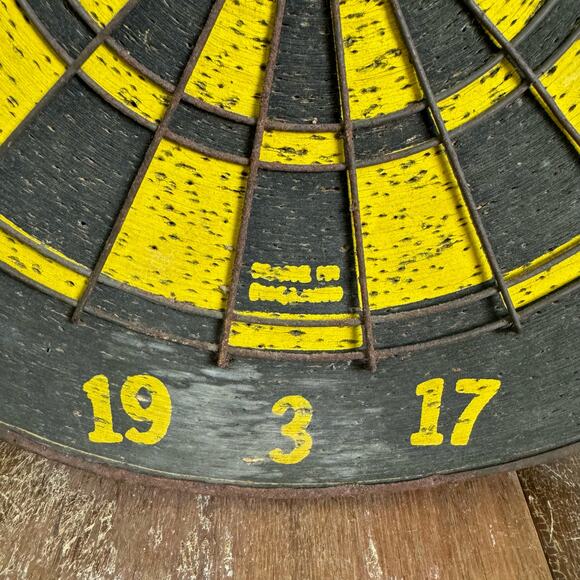 1950s Black and Yellow 12 inch Scott's Original Keepdrye Dartboard Man‎ Cave Pub - Picture 2 of 9